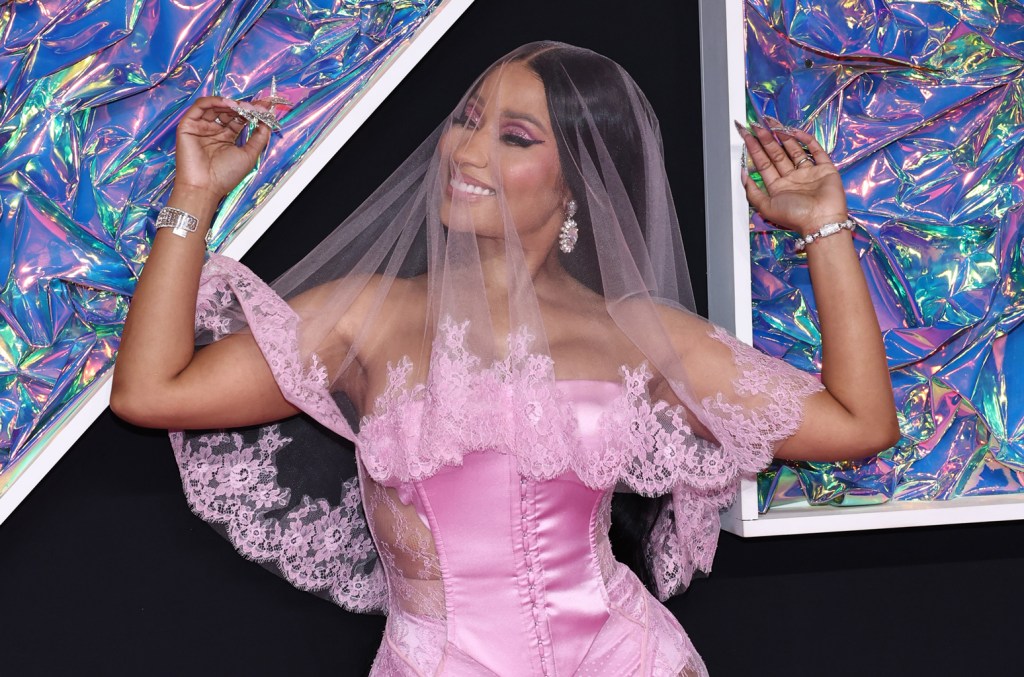 Nicki Minaj immobilise définitivement ses « vaisseaux spatiaux » pendant le spectacle de New York : « Stupid Song »