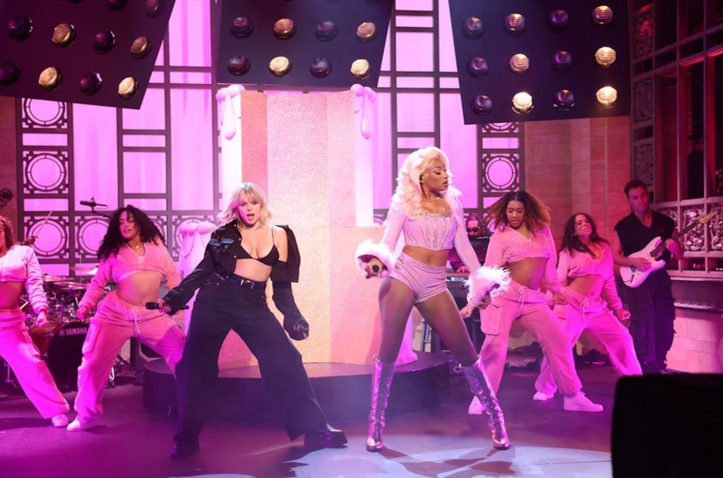 "Not My Fault" de Renee Rapp et Meghan Thee Stallion gagnent après les débuts de "Mean Girls" et la performance de "SNL"