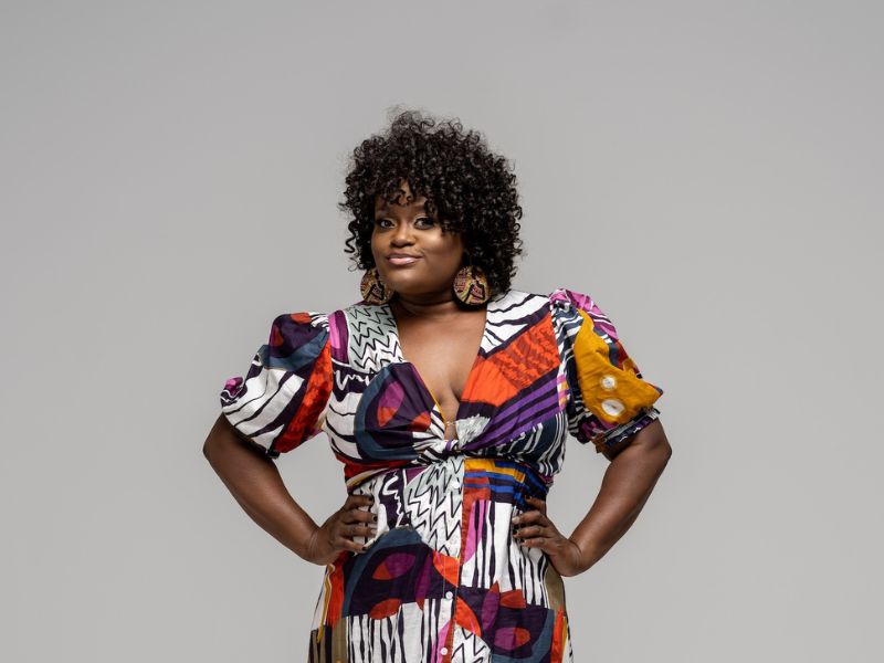 Nova Y. Payton affronte le froid dans le confortable cabaret de Burt Bacharach