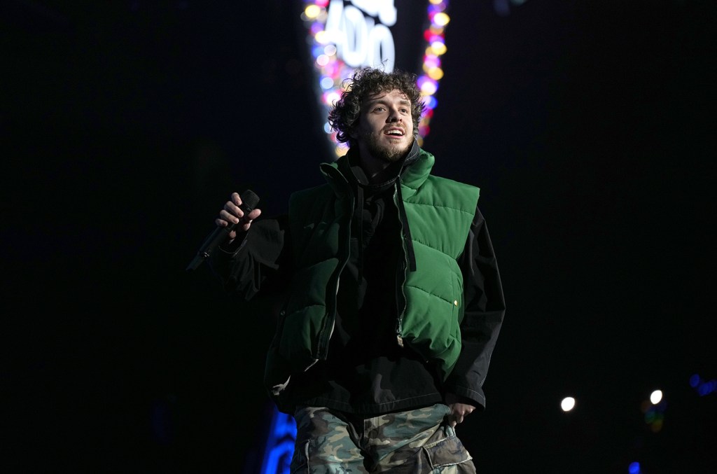 Prêt à « danser dans les charts » ?  Partagez votre danse sur « Lovin On Me » de Jack Harlow maintenant