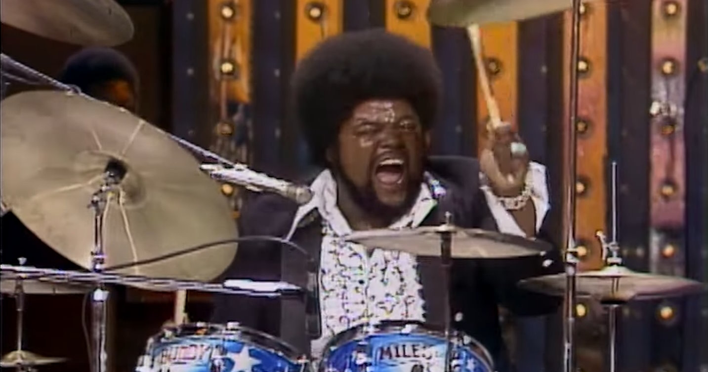 Regardez Buddy Miles Front "Them Changes" à indice d'octane élevé dans "Midnight Special" en 1973