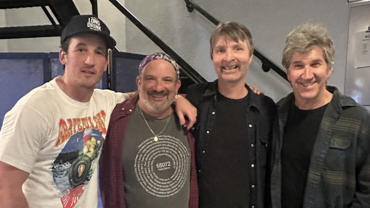 Regardez Dark Star Orchestra recruter l'acteur Miles Teller et le batteur Chad Wackerman pour la "batterie" à Los Angeles