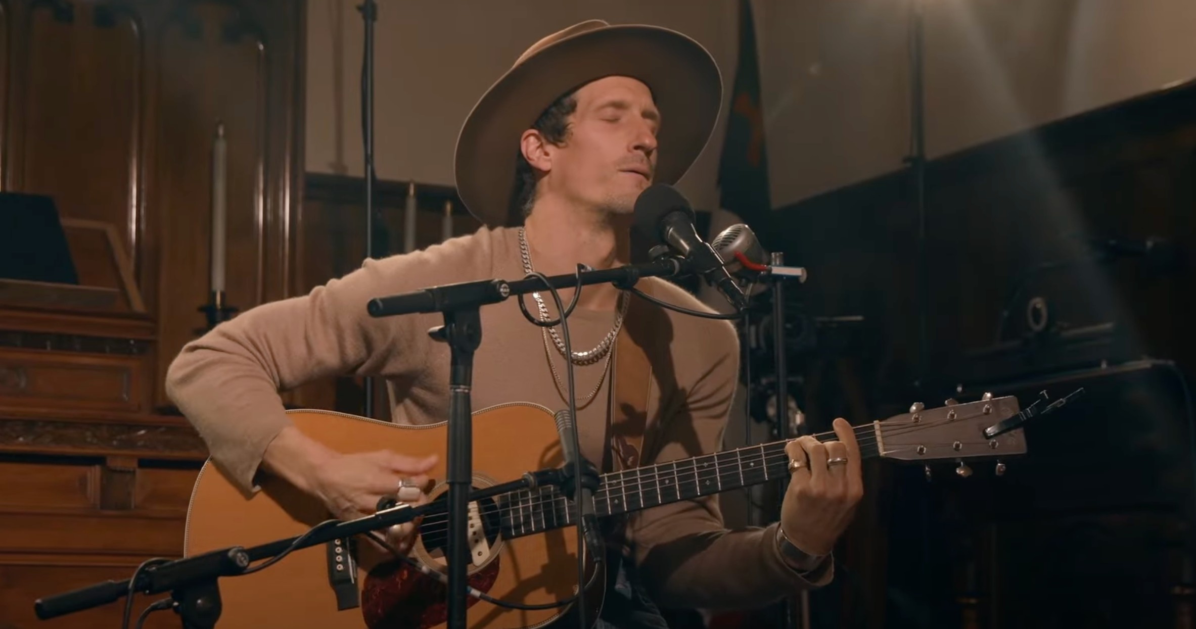 Regardez David Shaw déshabiller les chansons des revivalistes pour un set solo intime « MicroShow »