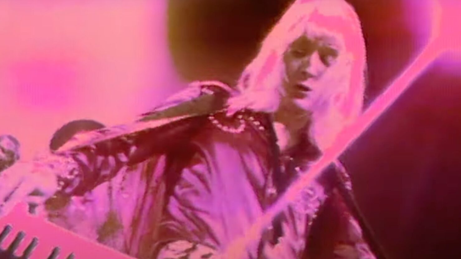 Regardez Edgar Winter montrer ses prouesses multi-instrumentales avec « Frankenstein » dans « Midnight Special » en 1973