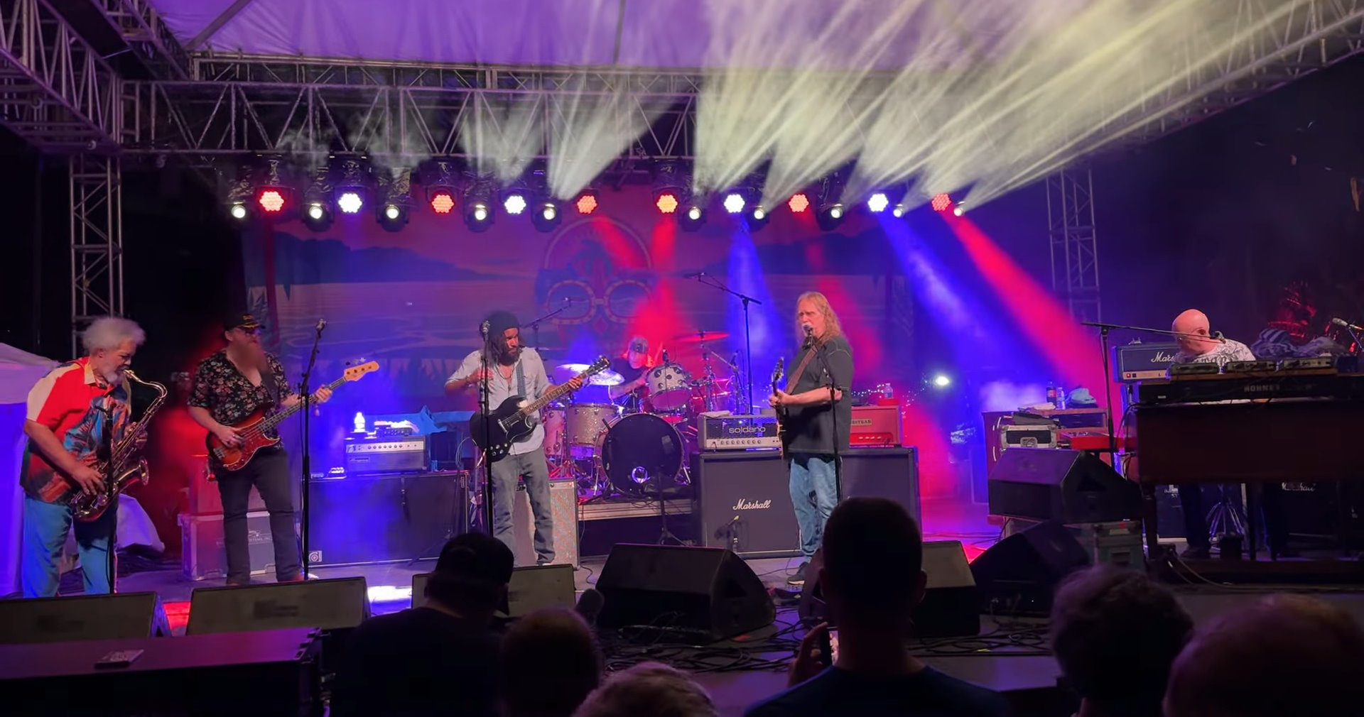 Regardez Gov't Mule reprendre Jerry Garcia en direct avec Tash Neal et Ron Holloway lors de la finale d'Island Exodus 14