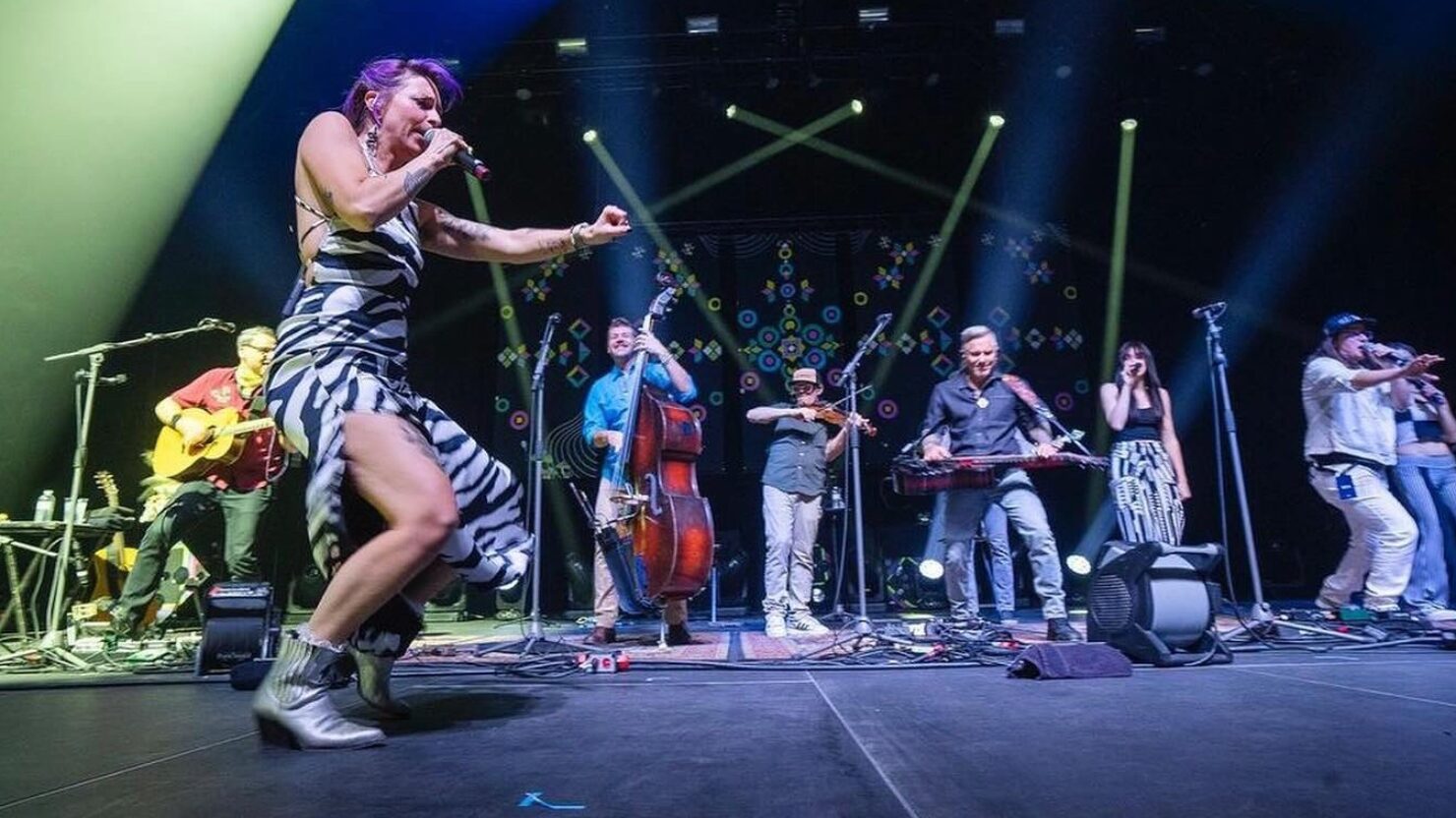 Regardez Lindsay Lou diriger les tristement célèbres Stringdusters et autres sur la couverture de « Respect » à Denver