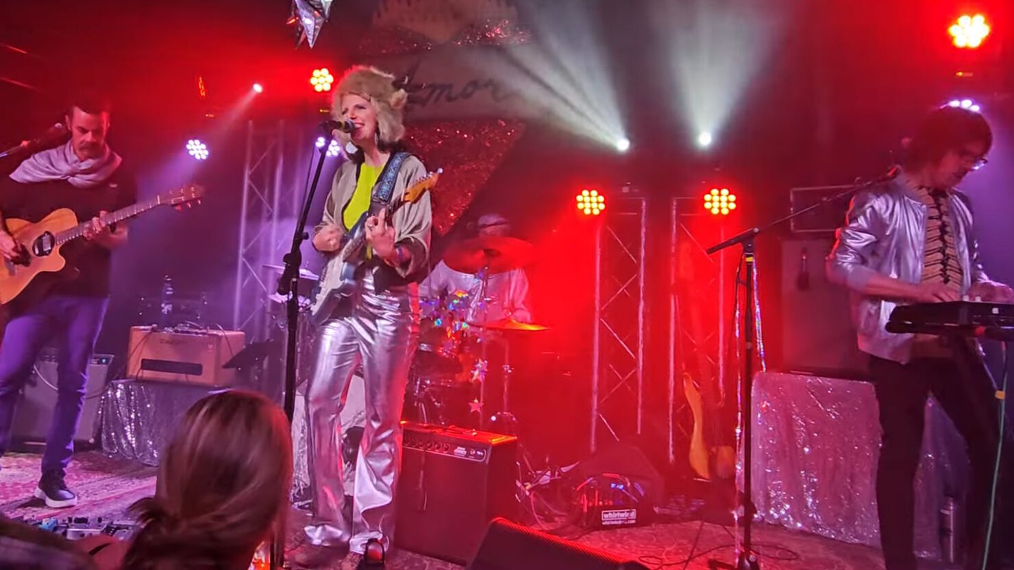 Regardez Mandy Fer Front ALO de Sway Wild sur la couverture du système de son LCD, début à Santa Barbara