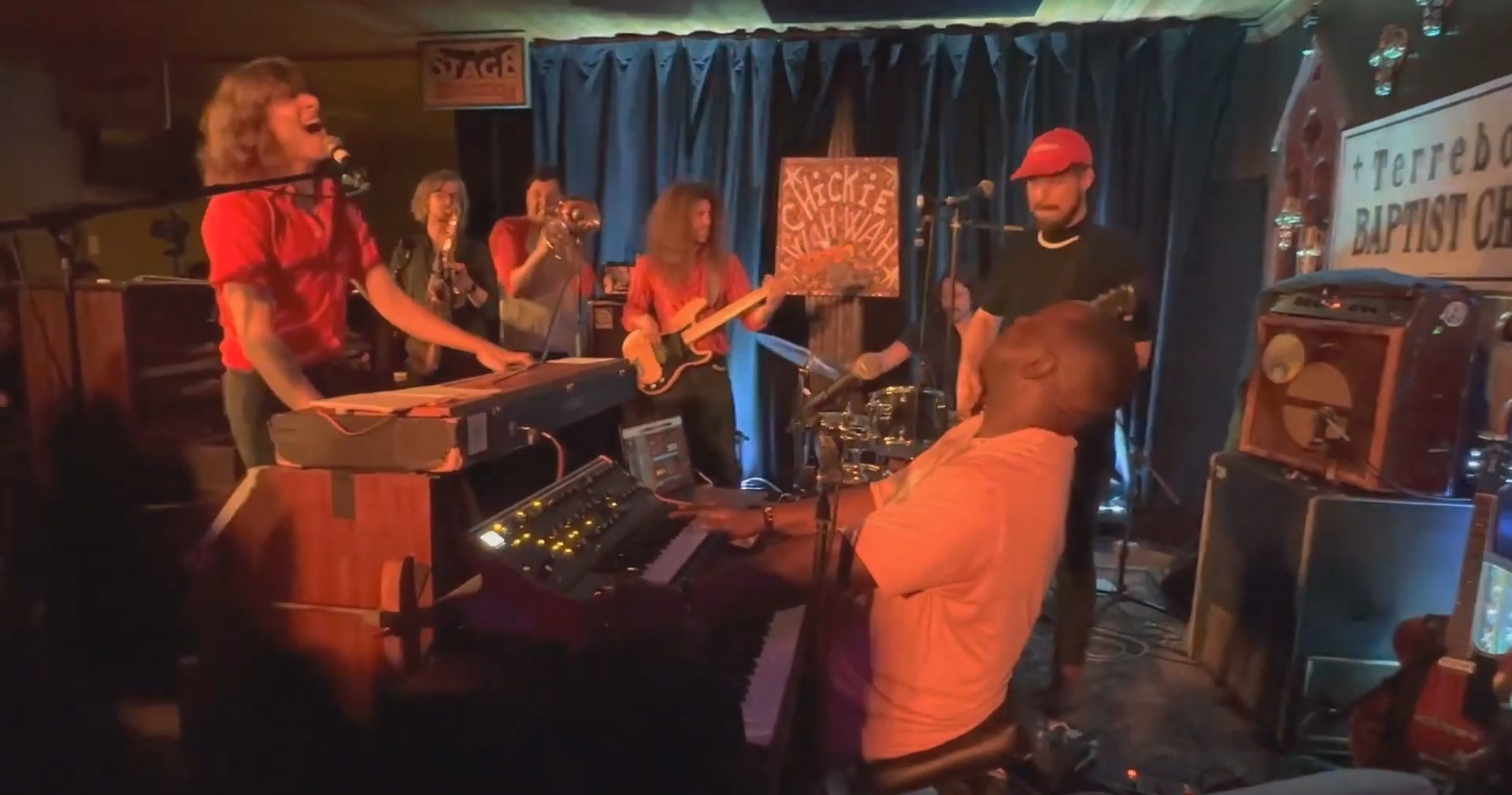 Regardez Neal Francis et Nigel Hall se lancer dans des chansons soul classiques au Jazz Fest tard dans la nuit