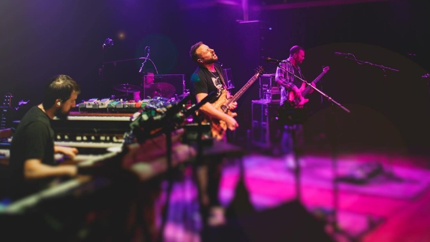 Regardez la monstrueuse couverture de John Hiatt de 28 minutes de Spafford à Kalamazoo