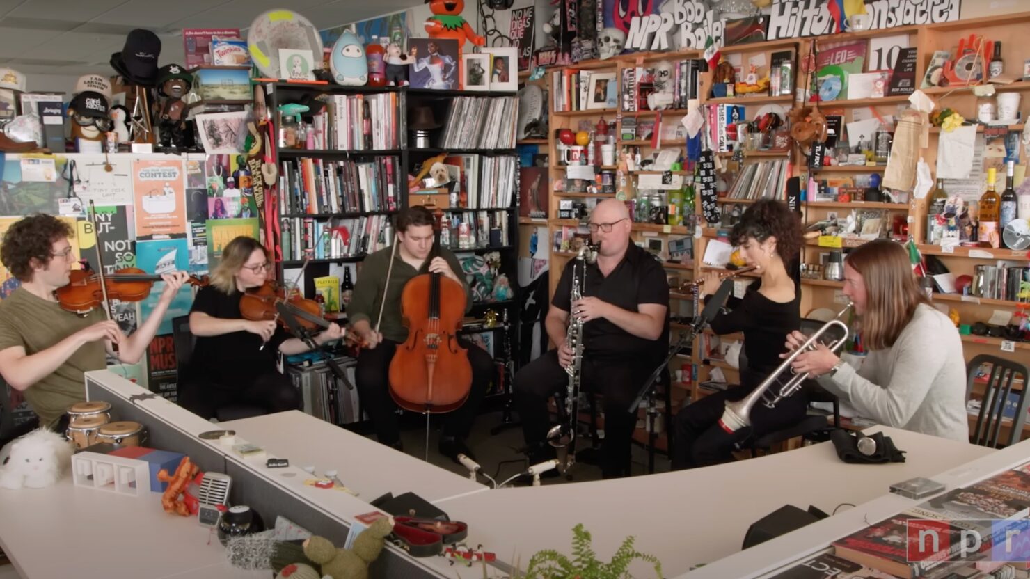Regardez l'ensemble de cordes et de cors yMusic interpréter un magnifique « Tiny Desk Concert »