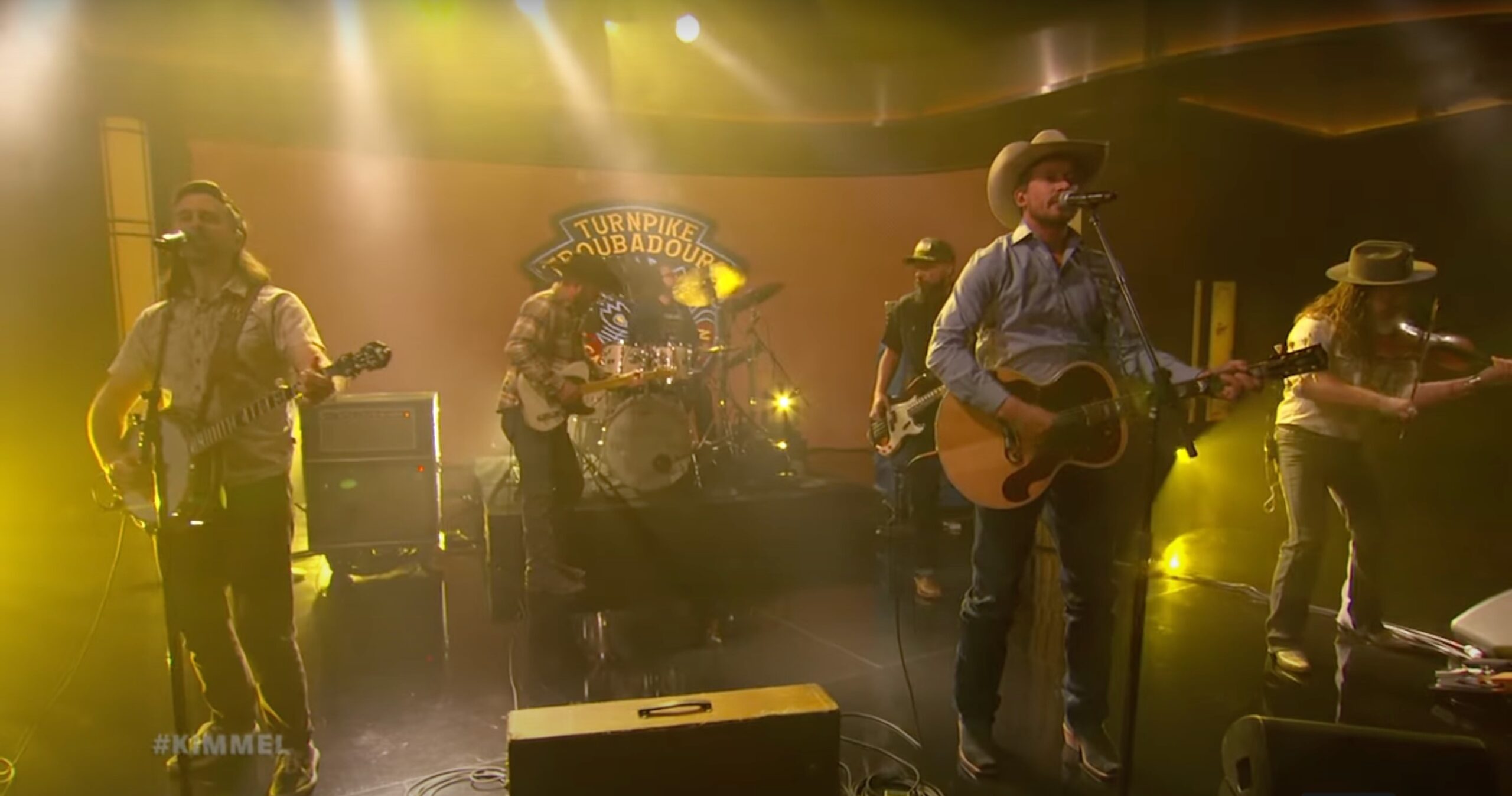 Regardez les Turnpike Troubadours interpréter l'ouverture résiliente de "A Cat In The Rain" sur "Kimmel"