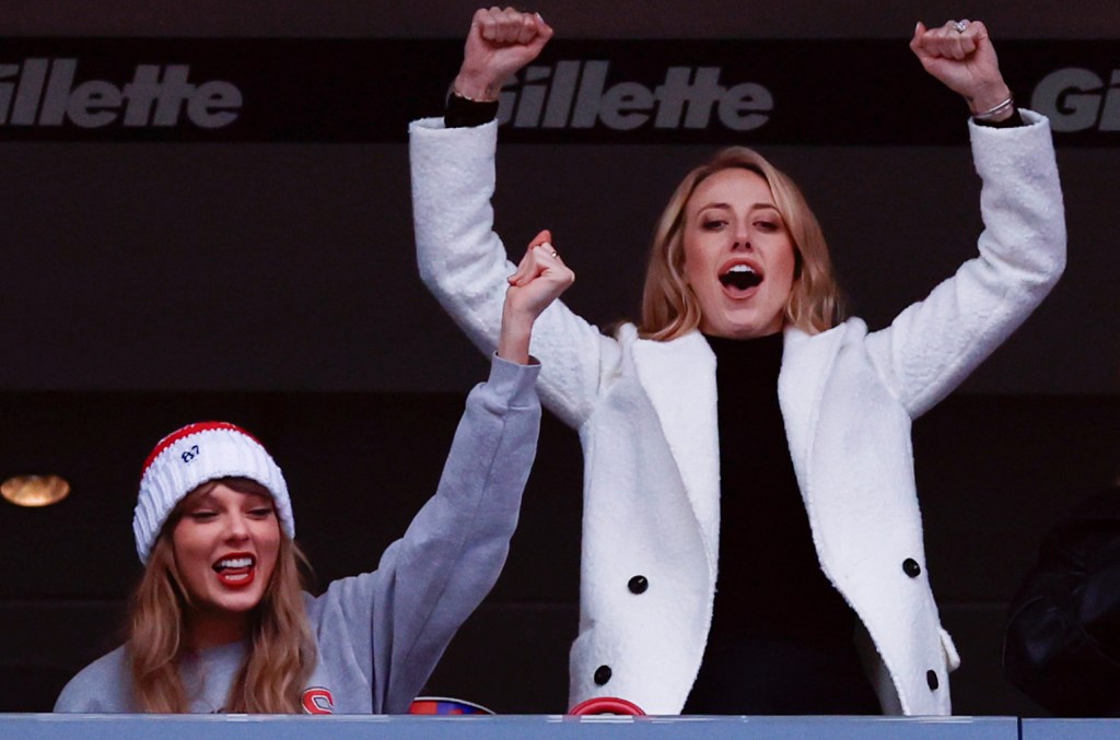 Taylor Swift et Brittany Mahomes sont « jumelées et gagnantes » dans de nouvelles photos du match des Chiefs