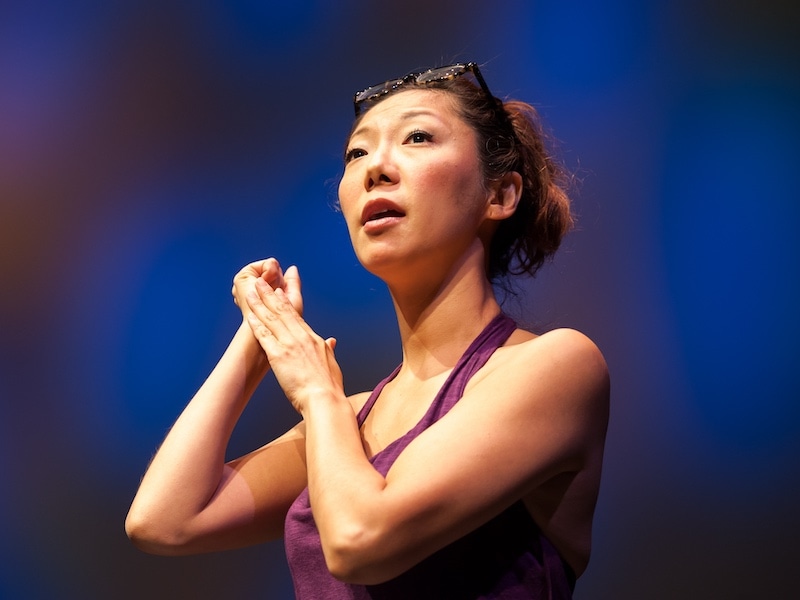 Une fille a mal à se connecter avec sa mère biologique, dans "Comment être une femme coréenne" au Théâtre J
