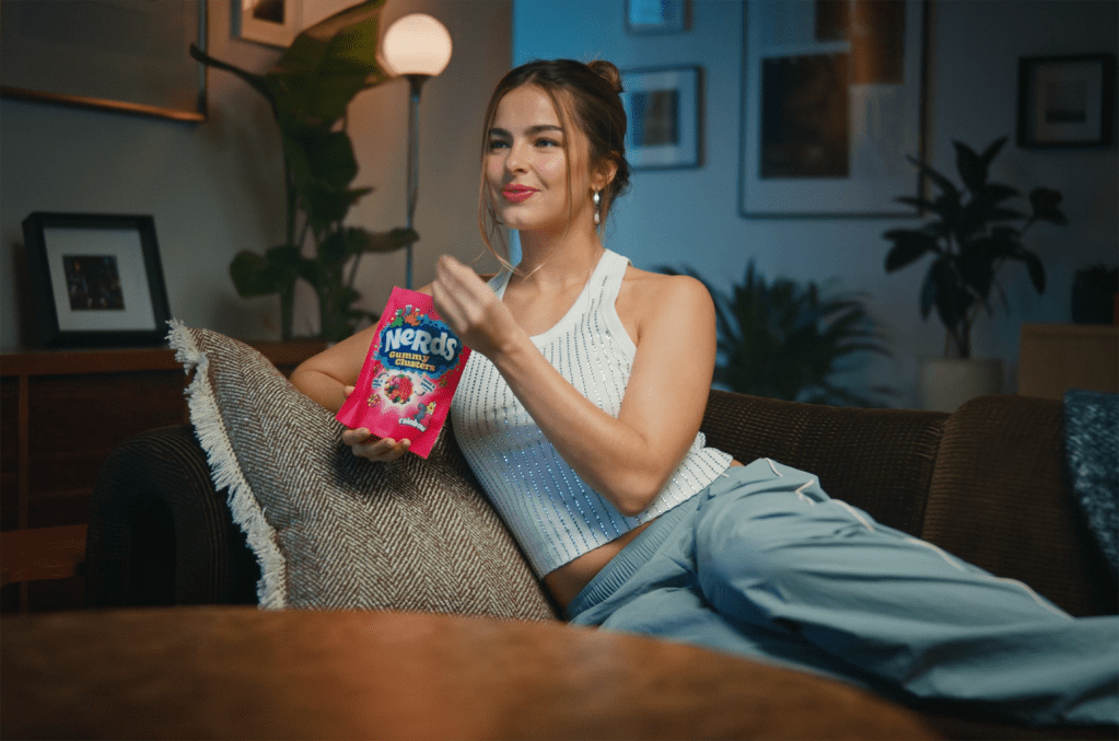 Addison Rae fait une apparition dans la publicité Nerds Super Bowl inspirée de "Flashdance"