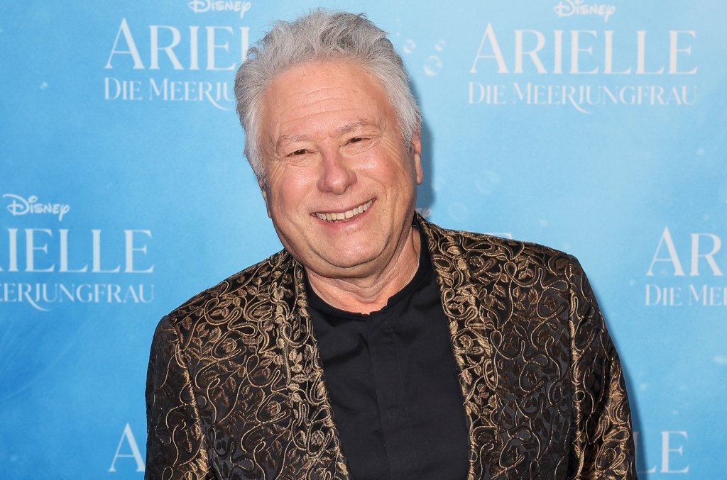 Alan Menken recevra le prix Howard Ashman 2024, du nom de son défunt collaborateur