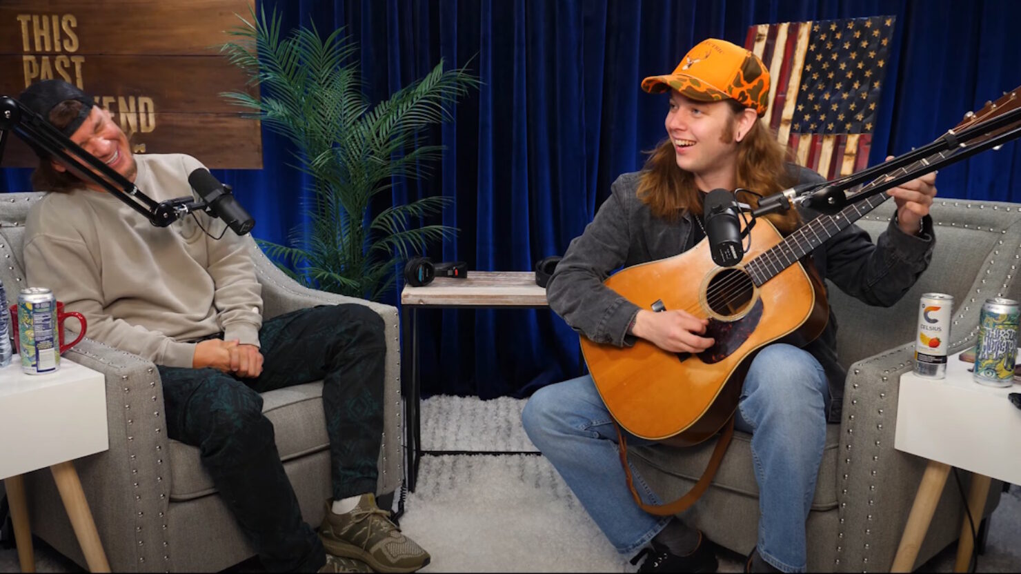 Billy Strings se montre franc sur le podcast "Ce week-end dernier"