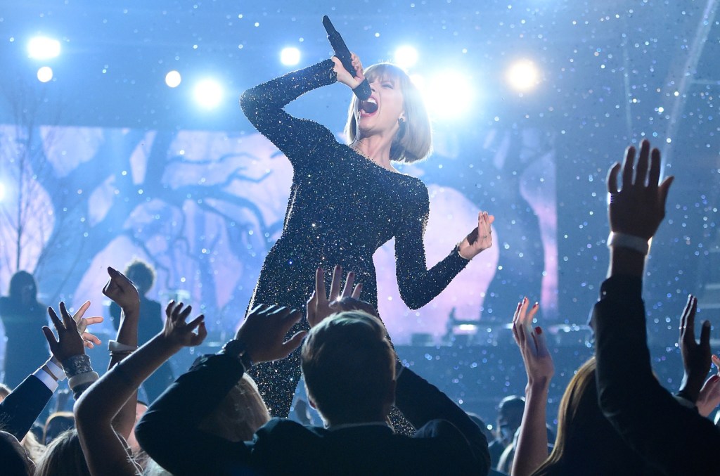 Des rapports indiquent que Taylor Swift ne se produira pas aux Grammys 2024 : la plus grande pop star de l'année selon Billboard le fait habituellement