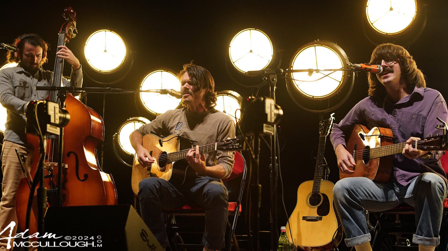 Orebolo donne le coup d'envoi au Capitol Theatre avec diverses reprises, dont Bob Dylan Classic et plus