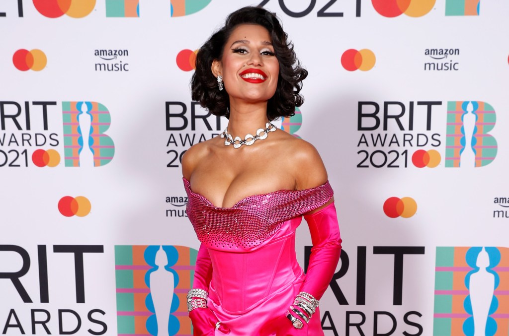 RAYE devient la première femme à remporter le titre d'auteur-compositeur de l'année avant les Brit Awards 2024