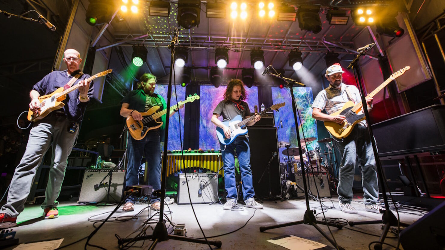 Regardez Daniel Donato rejoindre moe.  Pour Pearl Jam Cover et 'Mexico' sur Jam Cruise 20