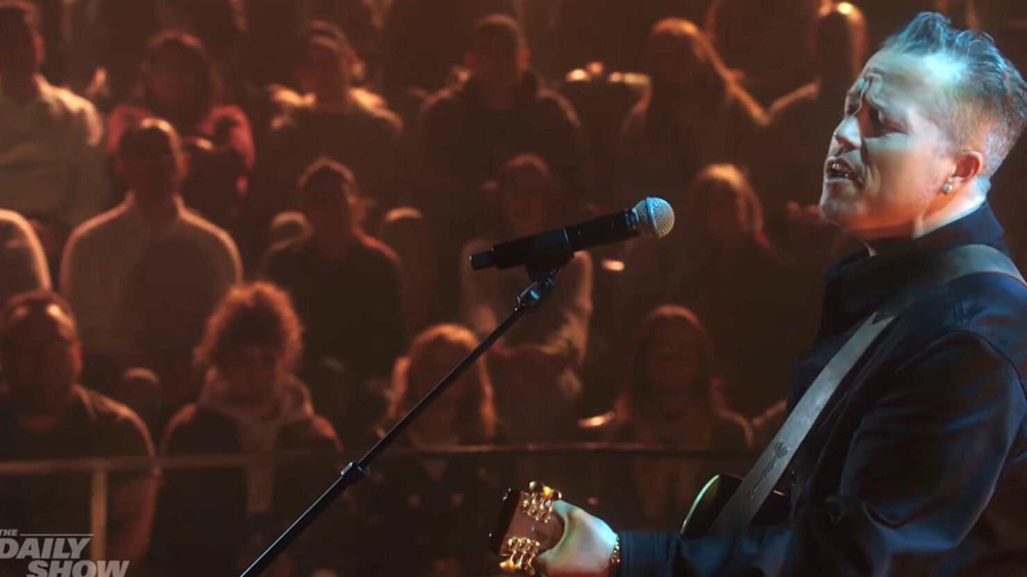 Regardez Jason Isbell parler de « Killers Of The Flower Moon » et interpréter « Cast Iron Skillet » dans « Daily Show »