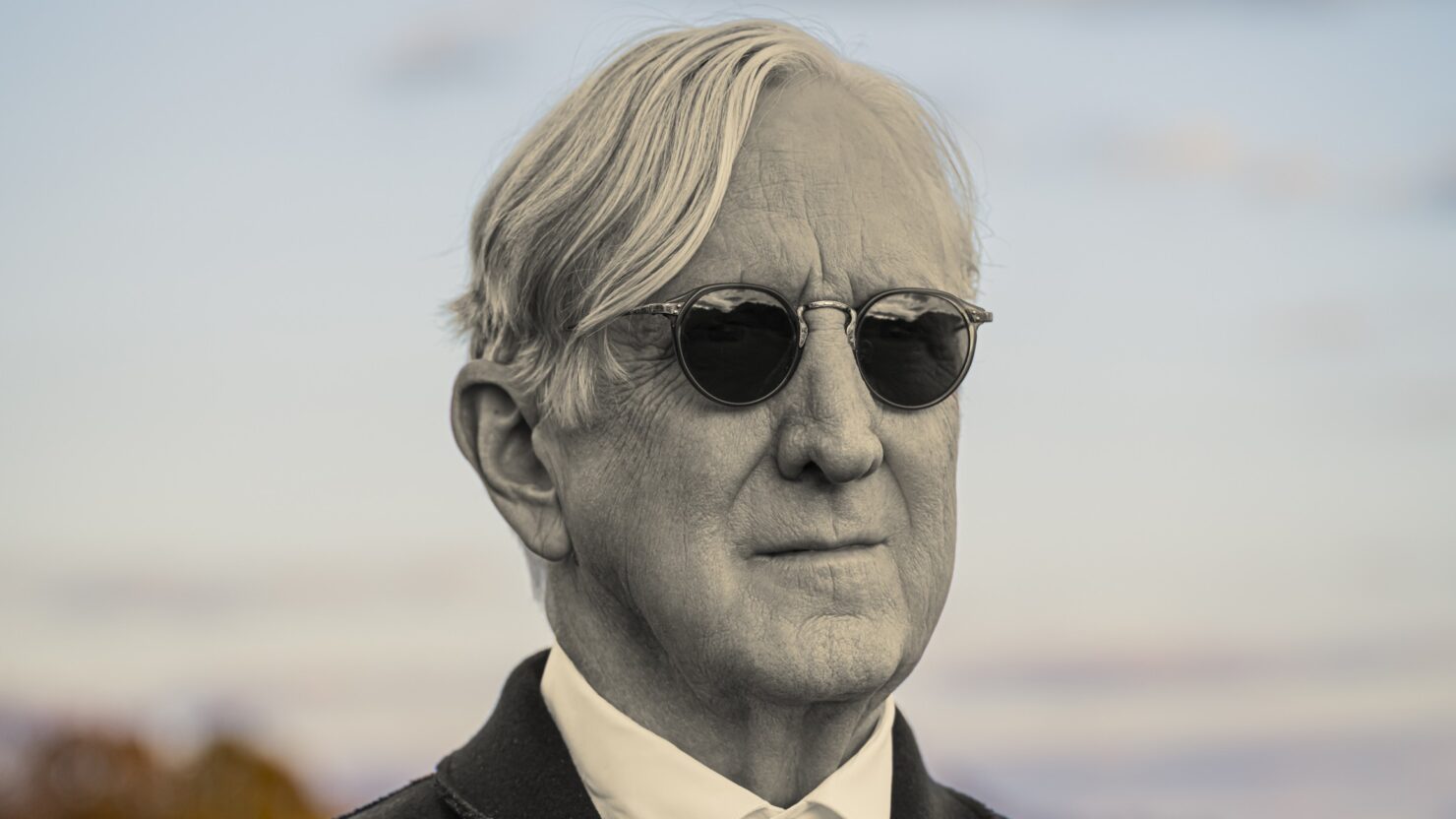 T Bone Burnett annonce son premier album solo depuis 2006, « The Other Side », et partage un single avec Lucius