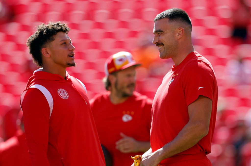 Travis Kelce raconte "l'histoire d'amour" de Taylor Swift en faisant la fête avec Patrick Mahomes à Las Vegas
