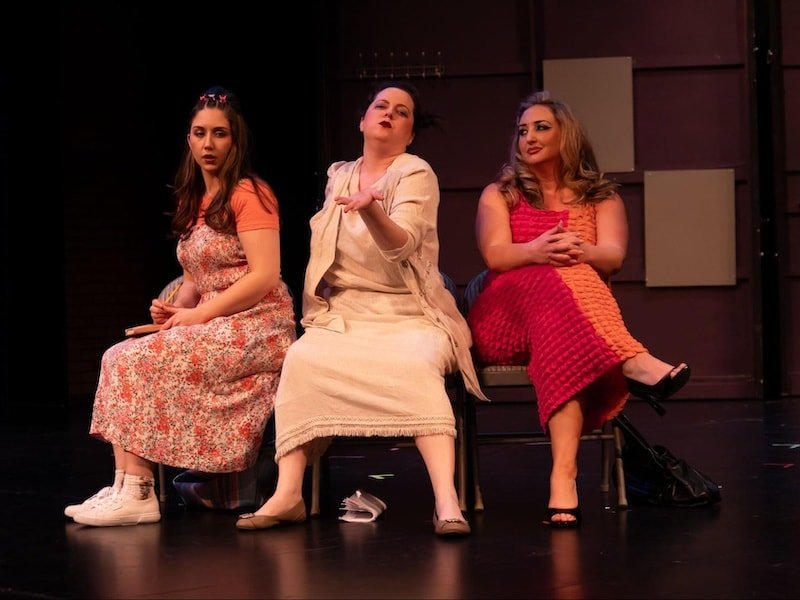 Un « Anton in Show Business » délicieusement chaotique par The Arlington Players