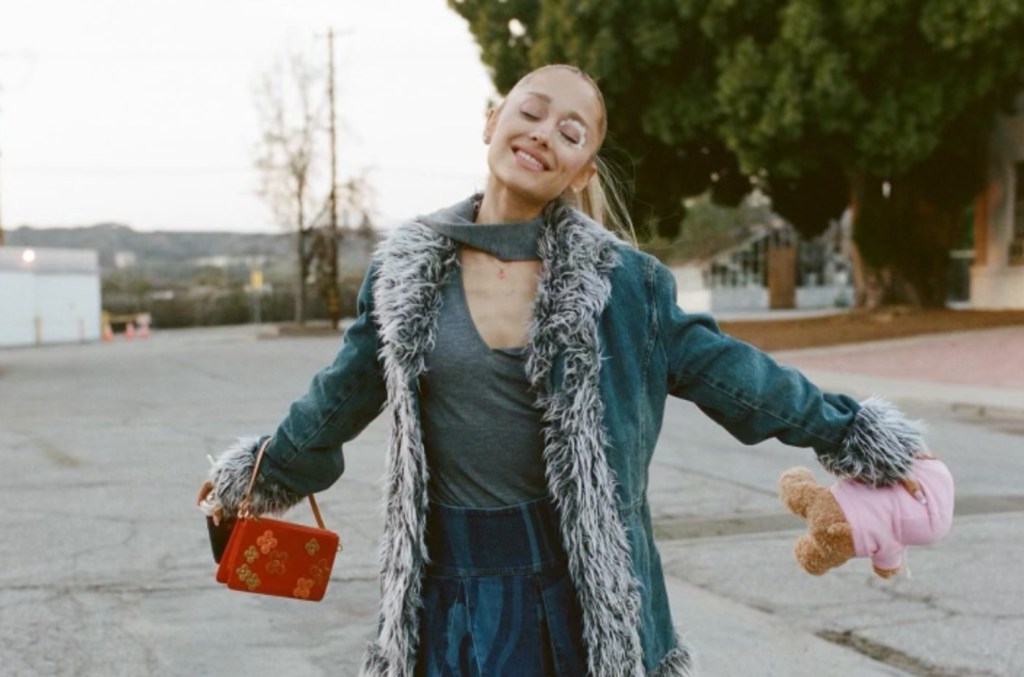 Ariana Grande dit que la vidéo "Nous ne pouvons pas être amis" capture l'esprit de "Eternal Sunshine", crie sa co-star Evan Peters