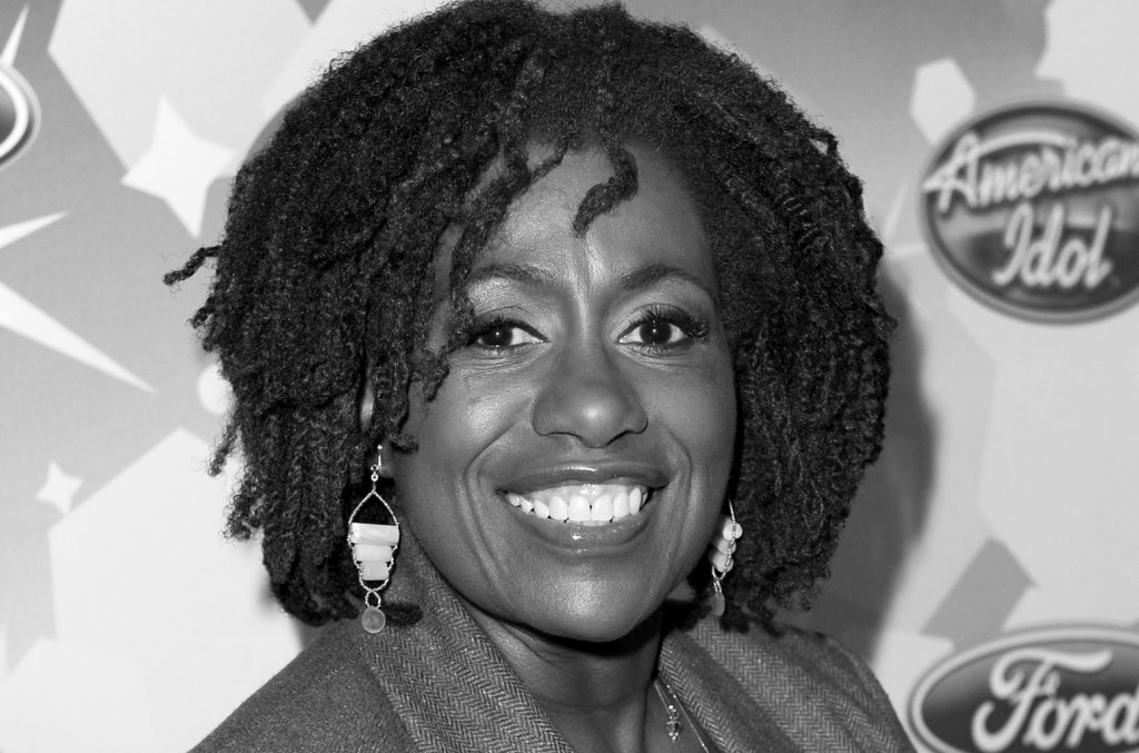 Barry Manilow, Jennifer Hudson et d'autres pleurent la mort de la chanteuse et coach vocale d'American Idol, Debra Byrd