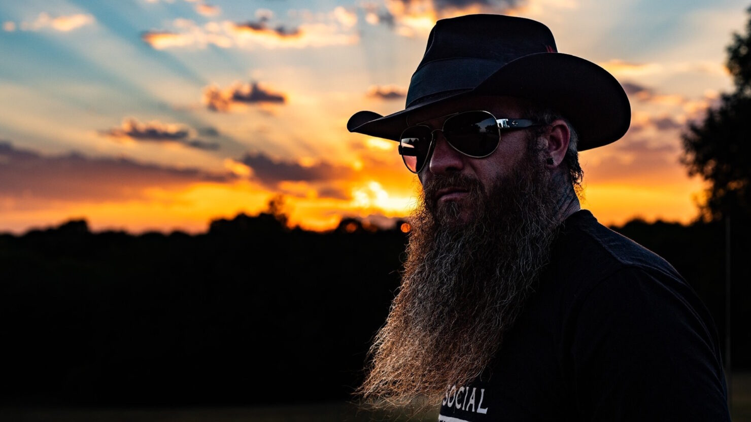 Cody Jinks étend sa tournée 2024 déjà étendue avec de nouvelles dates en tête d'affiche