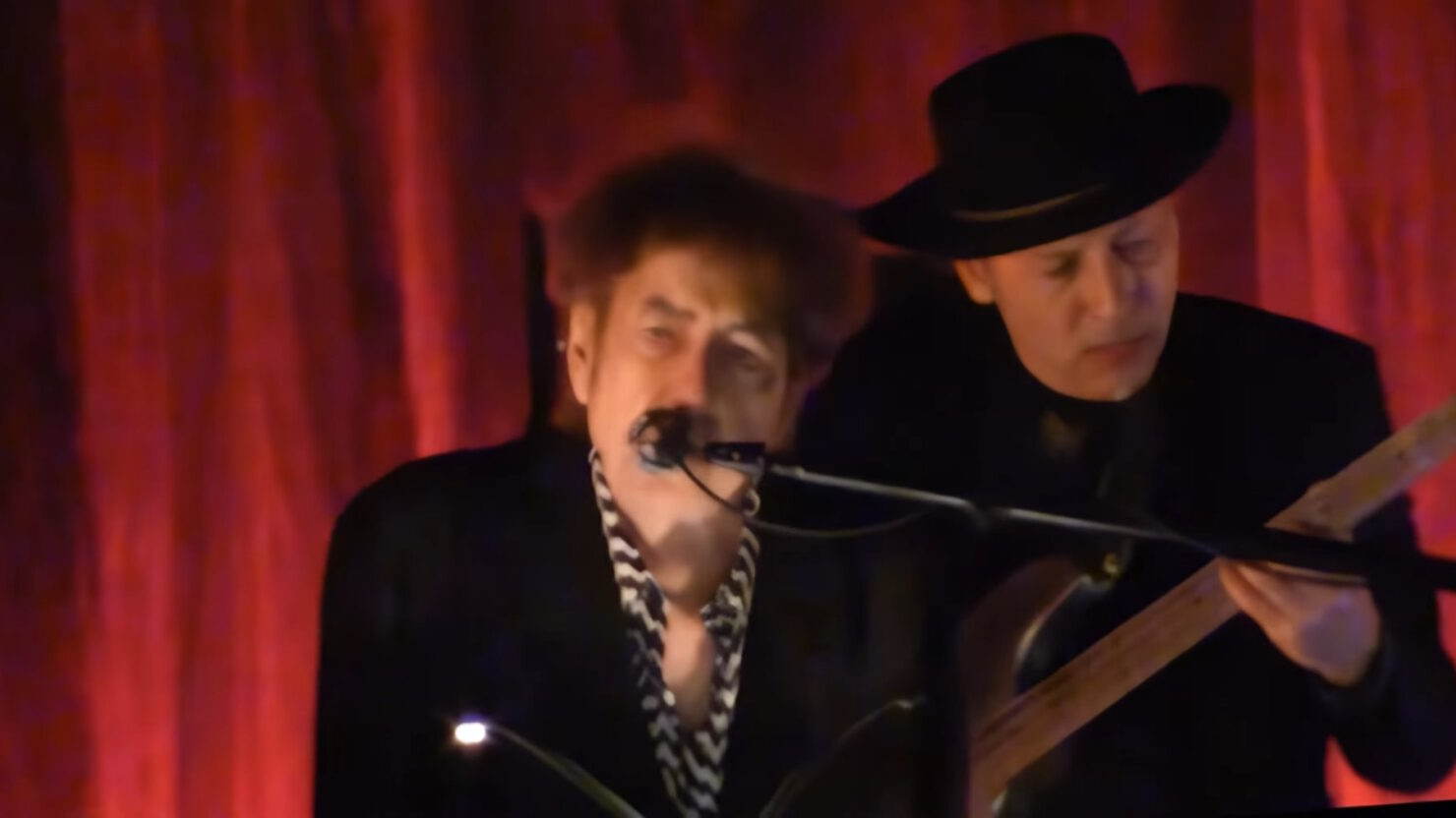 Écoutez Bob Dylan faire ses débuts en reprise de "Roll Over Beethoven" à Fort Myers
