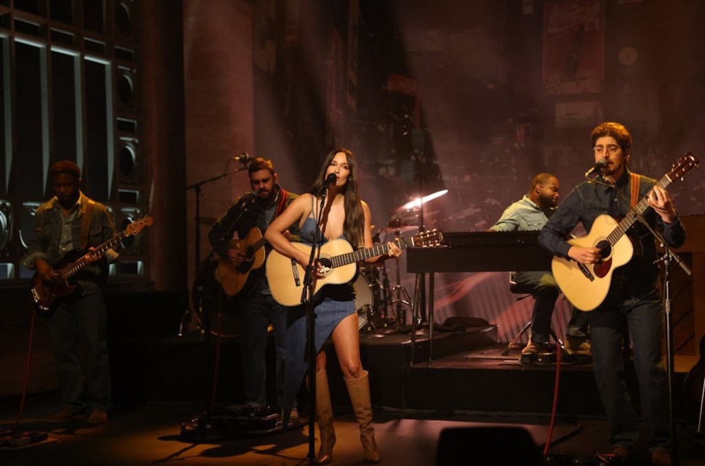 Kacey Musgraves interprète « Deeper Well » et « Too Good to Be True » dans « Saturday Night Live » : regardez