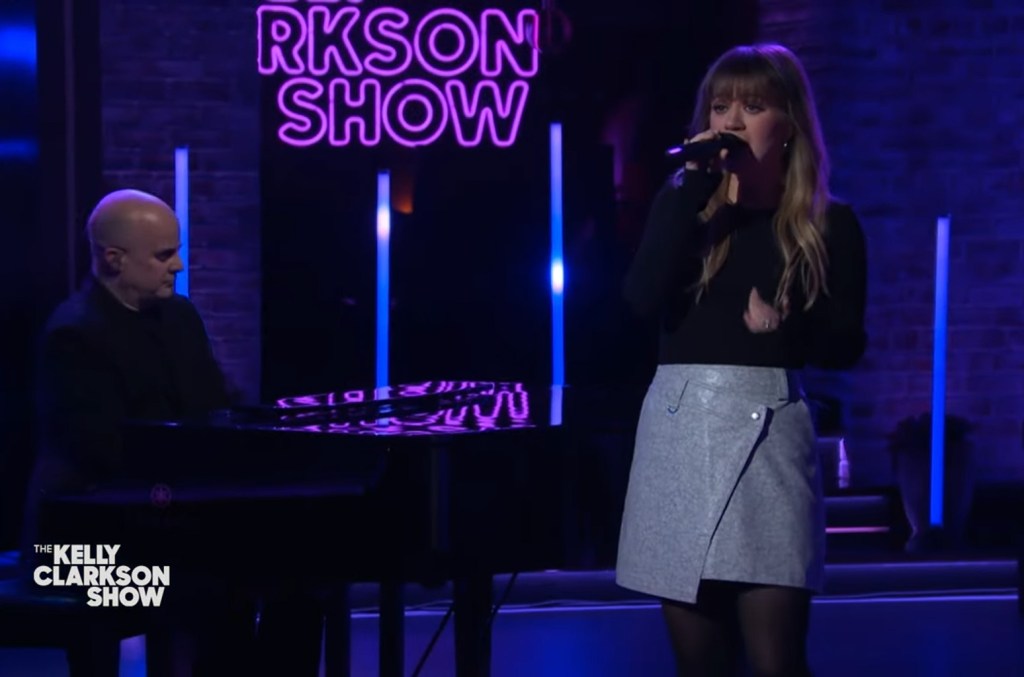 Kelly Clarkson ralentit "Wide Awake" de Katy Perry pour une superbe reprise de Kellyoke