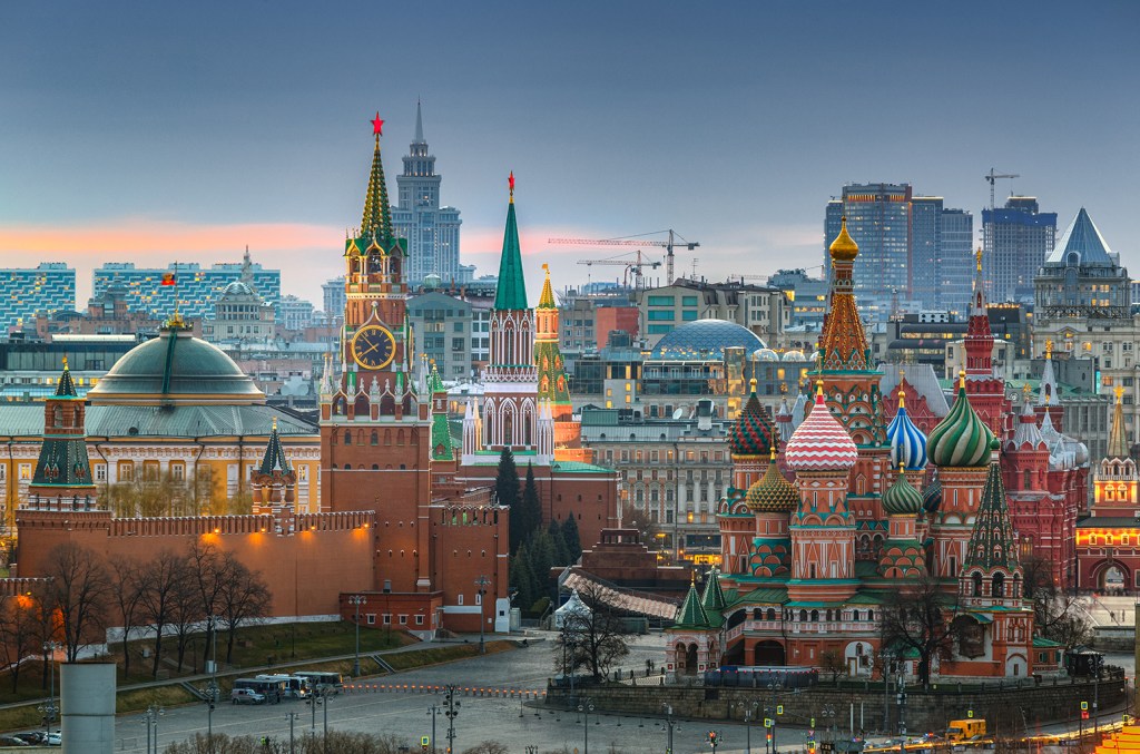 La Russie annonce 40 morts et 145 blessés lors d'un raid dans une salle de concert ;  Le groupe État islamique revendique la responsabilité