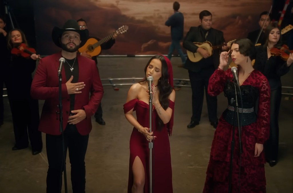 Les frères et sœurs Angela et Leonardo Aguilar obtiennent le premier numéro 1 sur les ondes latines avec la collaboration de Becky G « Por El Contrario »