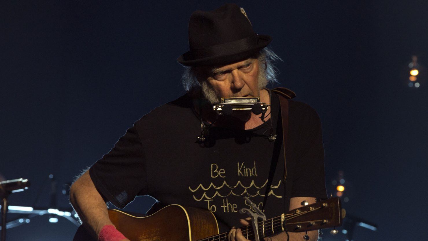 Neil Young remet le catalogue sur Spotify