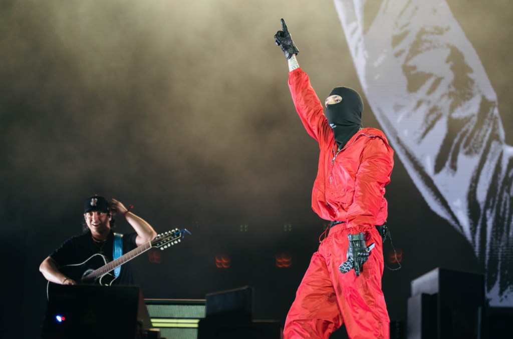 Peso Pluma dégouline de puissance de star avec la performance de Tecate Pa'l Norte : « Merci de m'aimer autant »