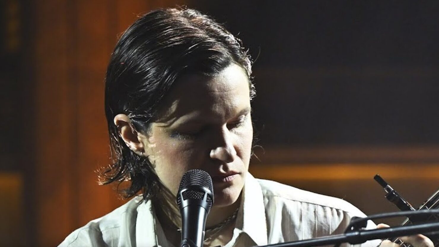 Regardez Adrianne Lenker offrir une performance chatoyante de « Free Treasure » sur Fallon