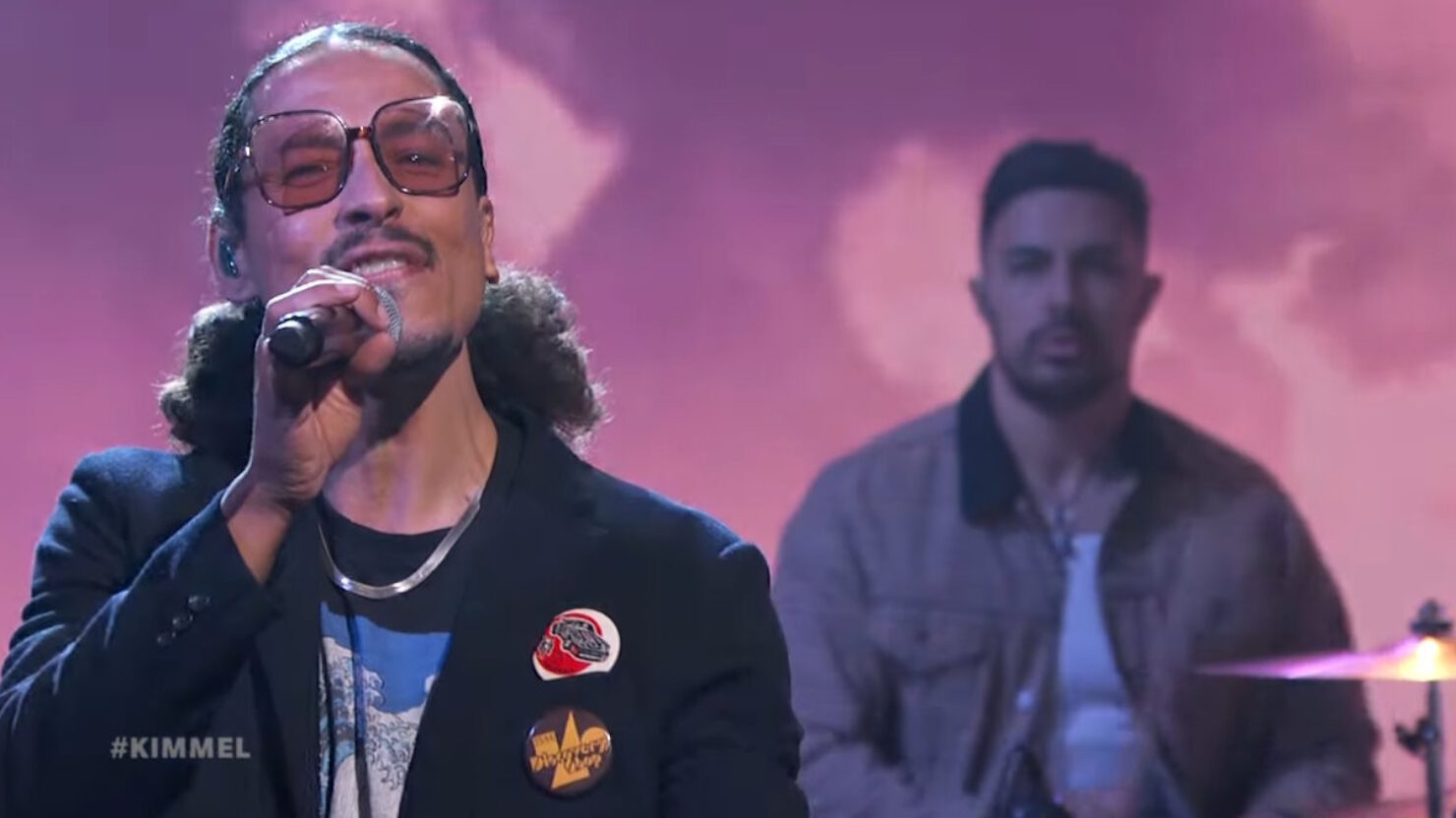 Regardez Chicano Batman interpréter « Fly » anthémique sur « Kimmel »