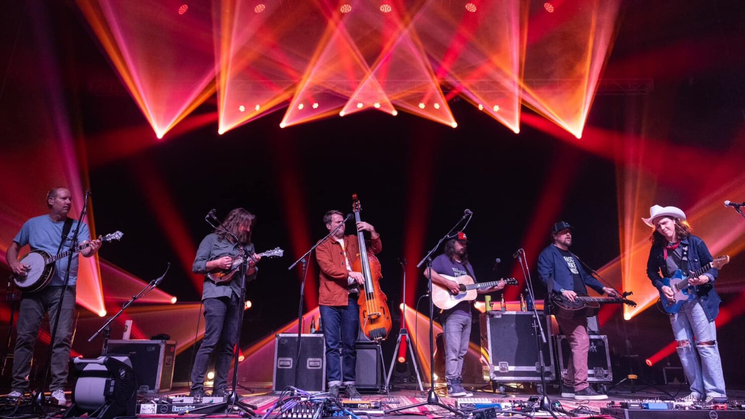 Regardez Daniel Donato rejoindre Greensky Bluegrass sur la couverture de Cosmic Bruce Hornsby à Columbus