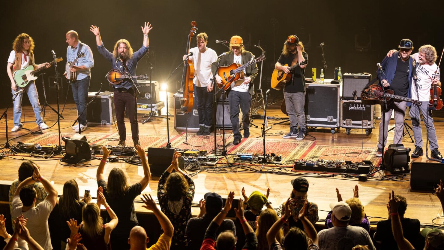 Regardez Greensky Bluegrass Jam avec Billy Strings, Sam Bush et Daniel Donato à l'ouverture de Ryman