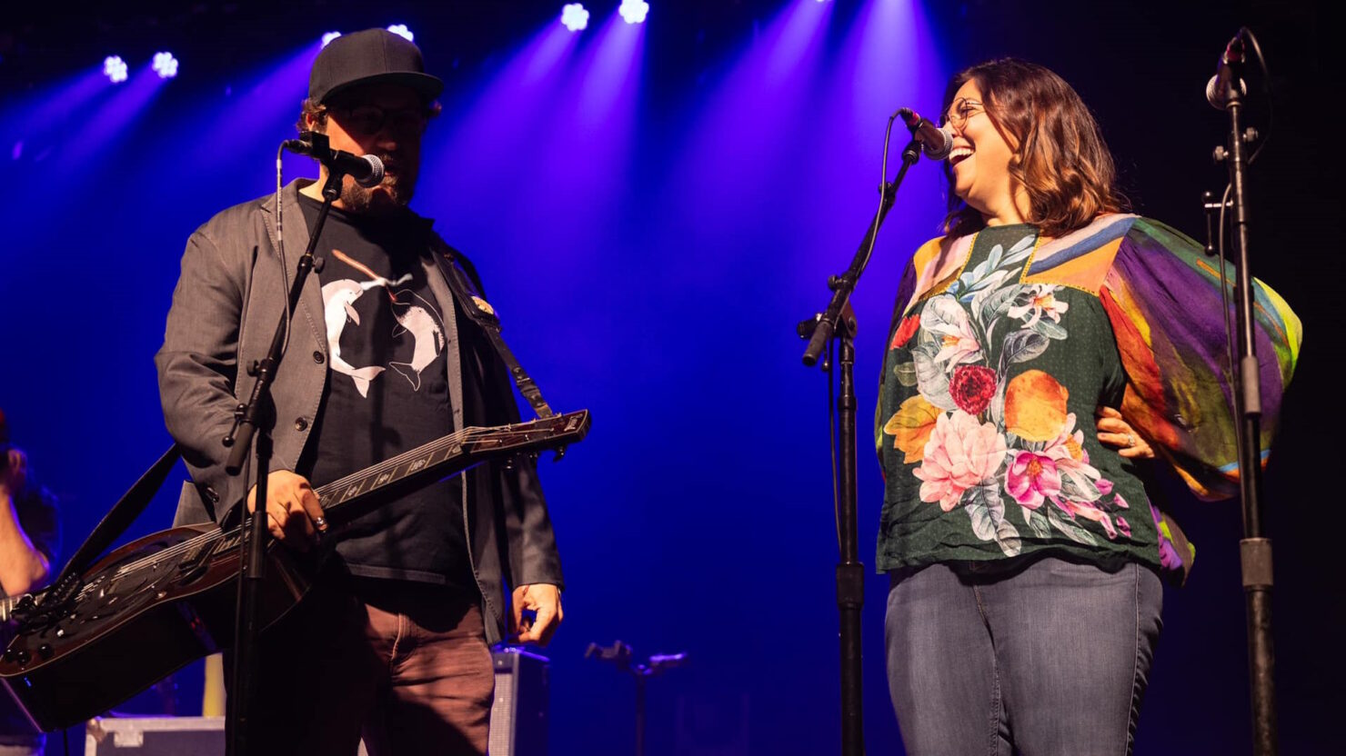 Regardez Greensky Bluegrass et Jennifer Hartswick s'unir sur la reprise éthérée de "Ain't No Sunshine" à Ryman