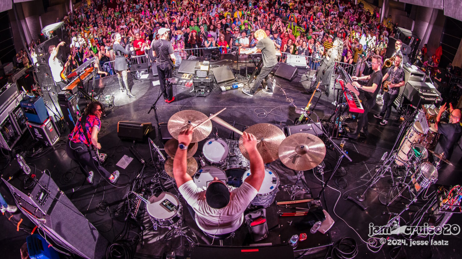Regardez Jerry Harrison et Adrian Belew 'Remain In Light' déchirer 'Crosseyed & Painless' avec Mike Dillon et Harry Waters sur Jam Cruise 20