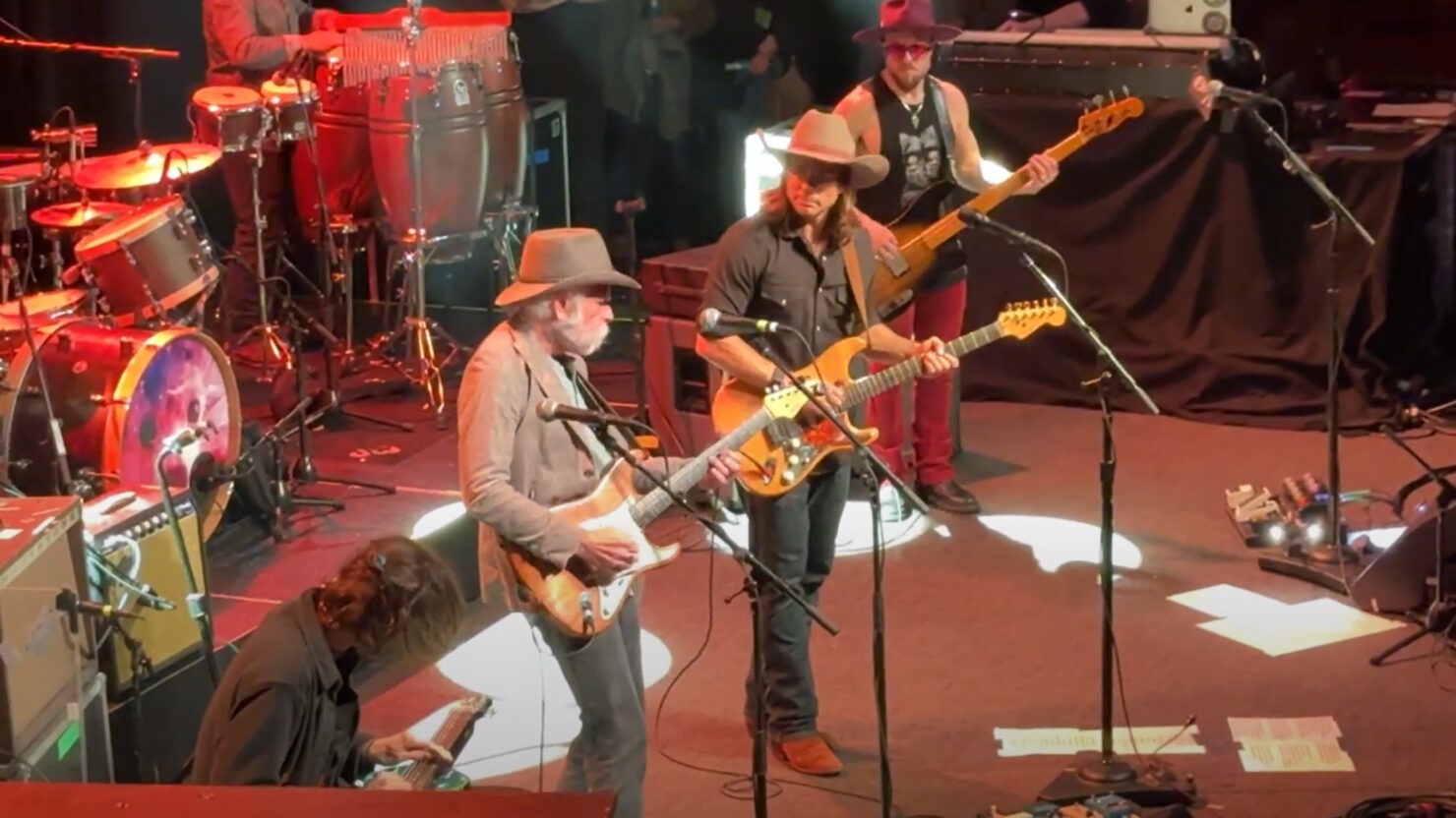 Regardez Lukas Nelson + POTR faire ressortir Bob Weir pour le favori de Grateful Dead au Fillmore