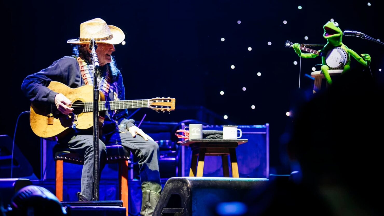 Regardez Willie Nelson et Kermit The Frog Team sur « Rainbow Connection » à Luck Reunion