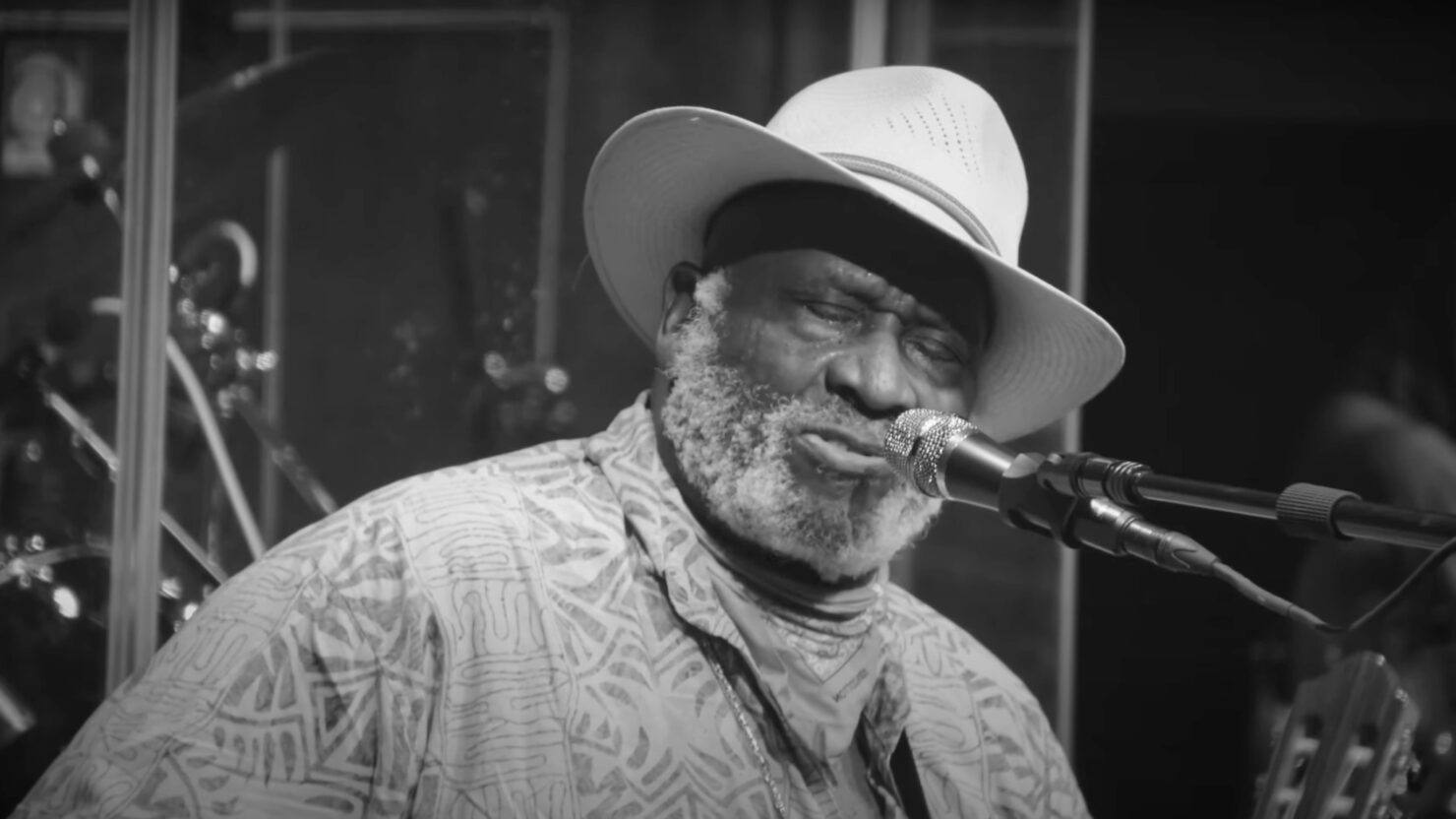 Regardez le Taj Mahal Sextet livrer la douce « Corrina » en direct au Church Studio de Tulsa