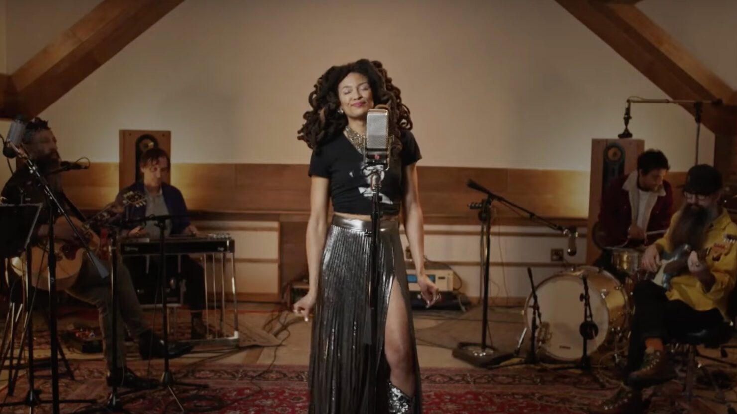 Valerie June reprend "Big Dream" d'Alice Randall de l'album "My Black Country" sur "Kelly Clarkson"