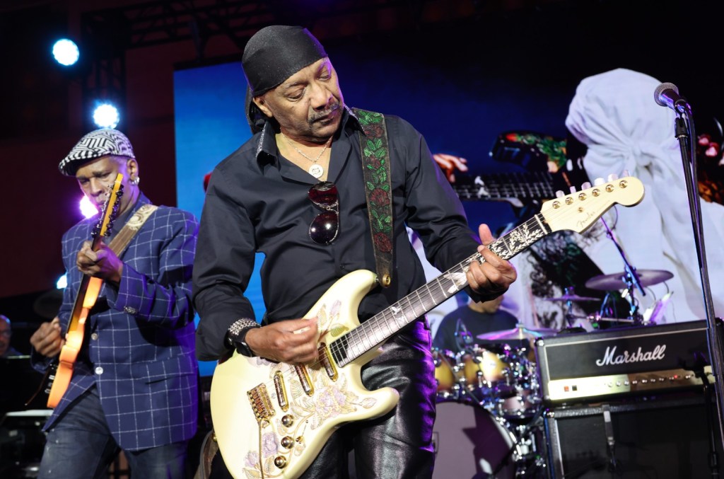 Ernie Isley reçoit un prix pour l'ensemble de sa carrière décerné par la Guitar Center Music Foundation