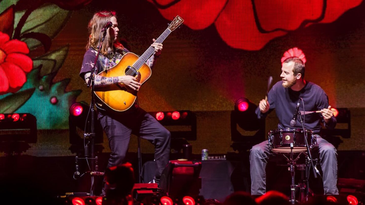 Billy Strings obtient le soutien de Miles Miller et rend hommage à la légende du Bluegrass Frank Wakefield à la Rupp Arena